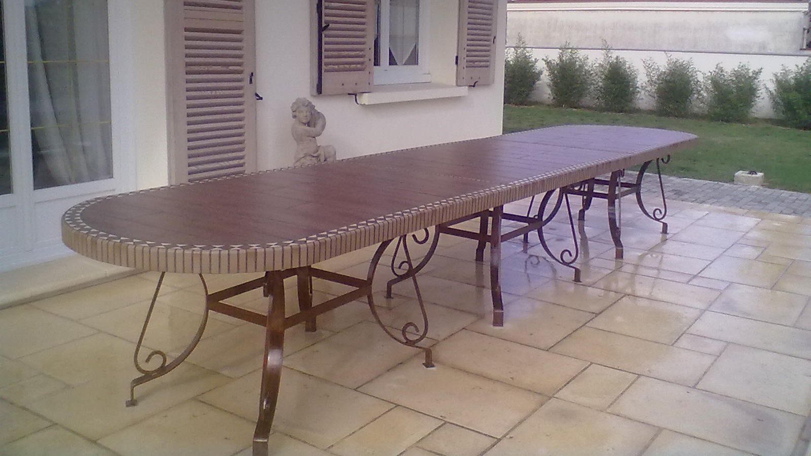 Table avec pied en fer forgé